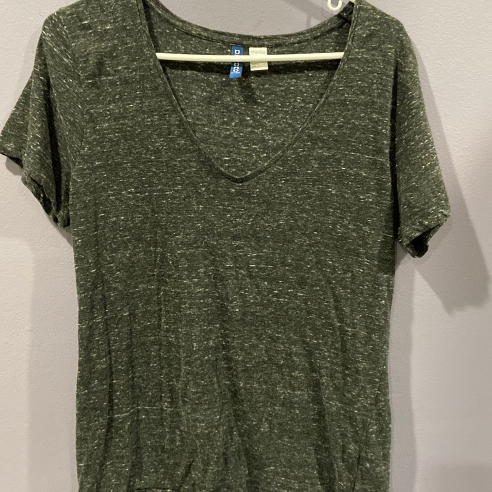 Women’s size small Divided by H&M V Neck T Shirt in great condition!
ITEM #50